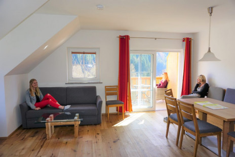 Sonne-geräumiges appartement-viel Platz-Natur-Erholung-wohnzimmer-hell-österreich-kreischberg-murau