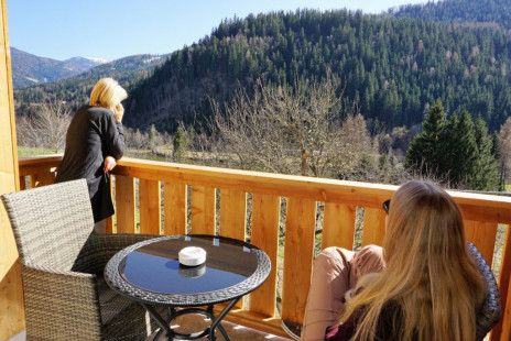 Sonne-grosser Balkon mit Aussicht in die Natur und Berge-erholsam-wohlfühlen-holz-wald-natur-kreischberg-murau-st. georgen